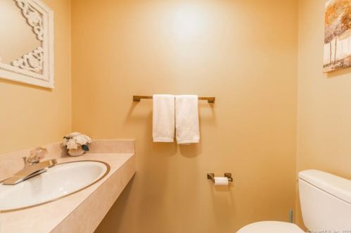 186 Metacomet Dr, Meriden CT 06450-3571 exterior