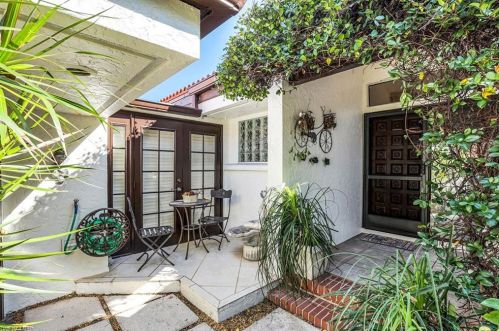 543 Bay Villas Ln, Naples FL 34108-2803 exterior