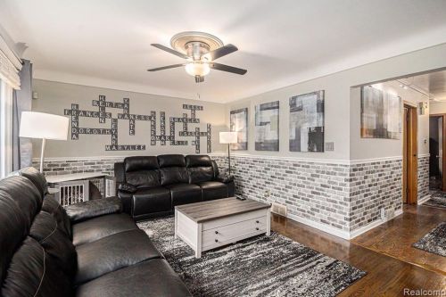 8305 Nightingale St, Dearborn Heights, MI 48127-1289