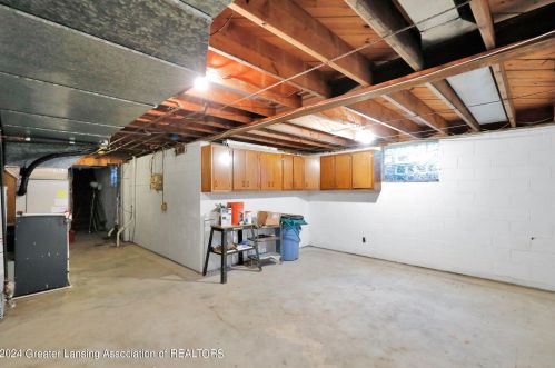 1053 Lantern Hl Dr, East Lansing MI 48823-2831 exterior