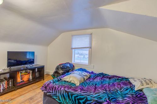 528 Creston St, Meskegon MI 49442-2262 exterior