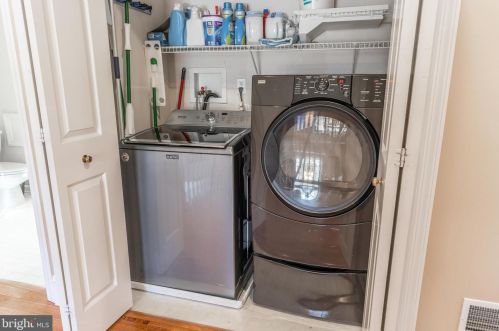 1121 Sunwood Ln, Lancaster PA  17601-7104 exterior