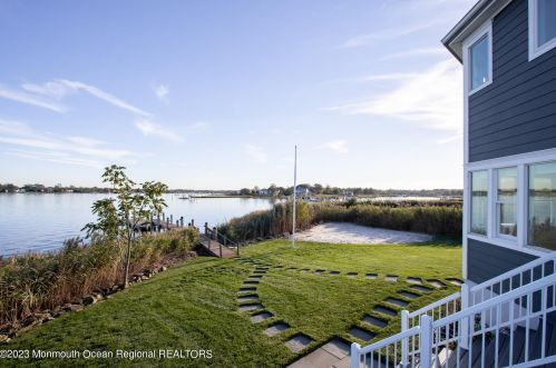 670 Little Silver Point Rd, Little Silver NJ  07739-1737 exterior