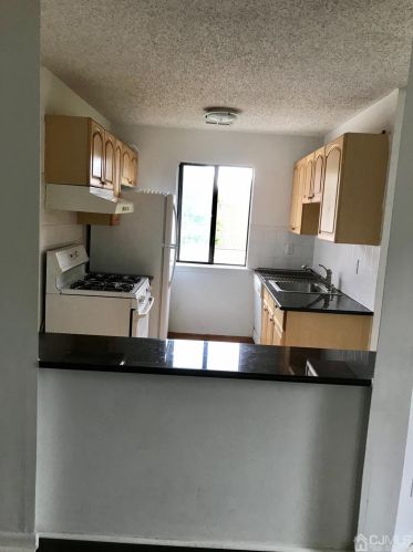 10 Park Gate Dr, Edison NJ 08820-4025 exterior