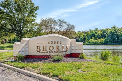 43000 12 Oaks Crescent Dr, Novi MI  48377-3404 exterior