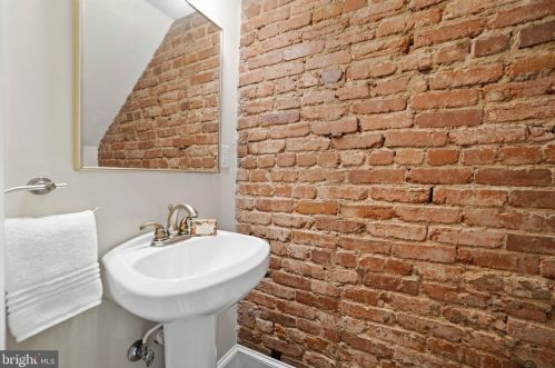 1713 Bay St, Washington DC 20003-1647 exterior