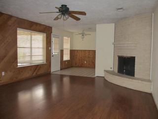 815 Voyager Dr, Houston TX  77062-5618 exterior