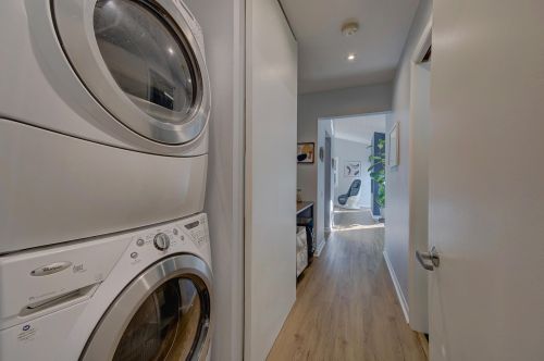 925 Bay Point Rd, Milwaukee WI  53217-1355 exterior