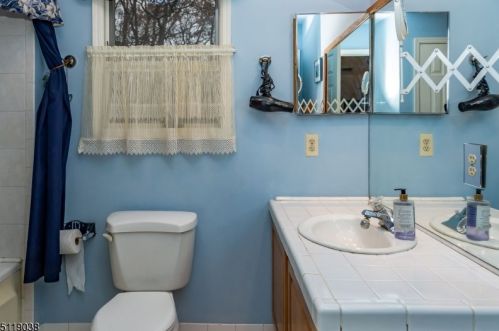 12 Oakwood Trl, Kinnelon NJ 07405-3115 exterior