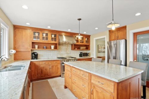 26 Falcon Dr, Seymour CT 06483-2355 exterior