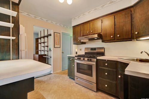 14 Henderson Ave, Valley Stream NY 11580-3025 exterior