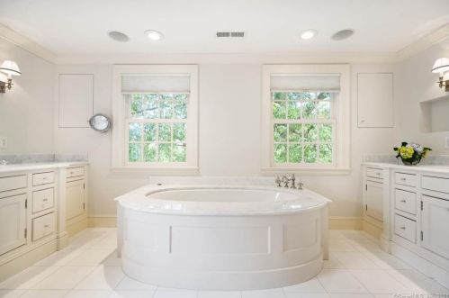 42 Drum Hl Rd, Wilton CT 06897-2412 exterior