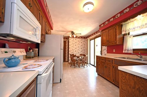 537 Mary Knoll Ln, Watertown, WI 53098-1217