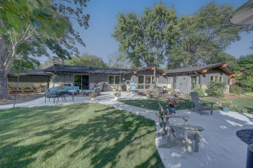 925 Bay Point Rd, Milwaukee WI  53217-1355 exterior