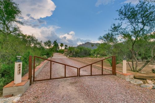 6882 Casas Adobes Dr, Tucson AZ 85704-6126 exterior