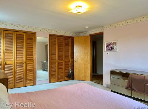 5975 Hubbell St, Dearborn Heights MI 48127-2445 exterior