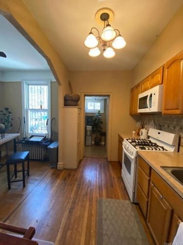 951 Elder Ave, Bronx NY 10472-3475 exterior