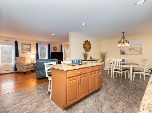 67 Ledge Rd, Seabrook NH 03874-4314 exterior