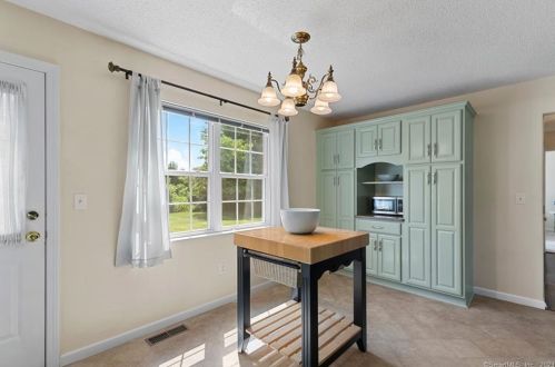 12 Canterbury Ln, Windsor CT 06095-2064 exterior