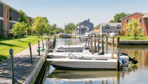 41 Commodore Ln, Babylon NY  11704-8203 exterior