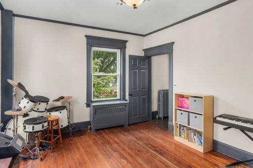 8 Garden St, New Britain, CT 06052-1210