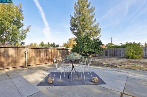 1872 Queens Rd, Concord CA  94519-1722 exterior