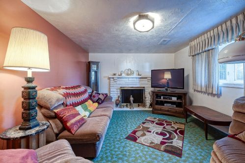 813 Macbeth Dr, Pittsburgh, PA 15235-4617