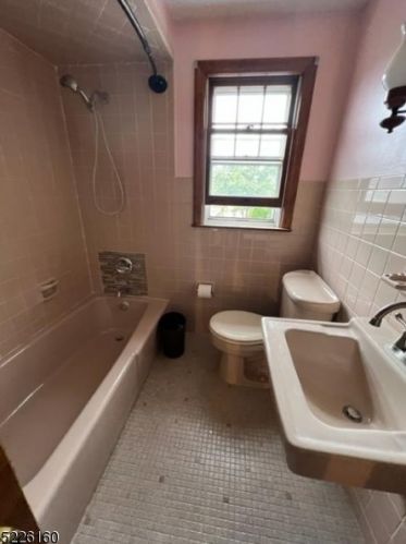 27 Garwood Ct, Outwater NJ  07026-3524 exterior