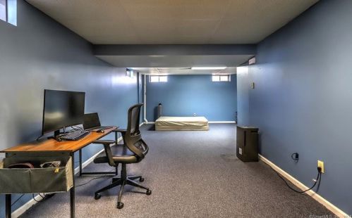 31 Lookout Hl Rd, Milford CT 06461-1878 exterior