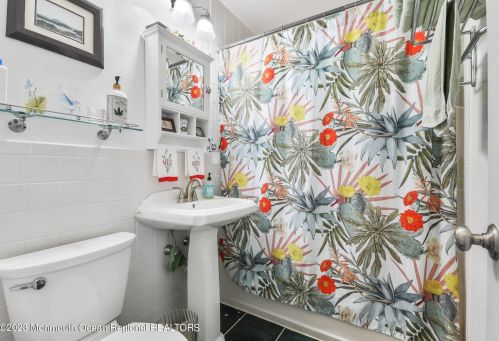 13 Lloyd Ave, West Long Branch NJ 07764-1130 exterior