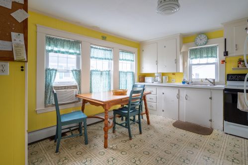 97 Concord St, Seabrook NH 03874-4705 exterior