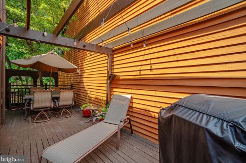 9 Riverbend Dr, New Brunswick NJ 08902-1100 exterior