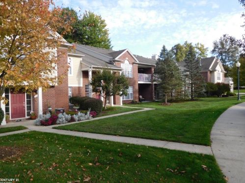 1688 Deepwood Cir, Rochester MI 48307-6098 exterior