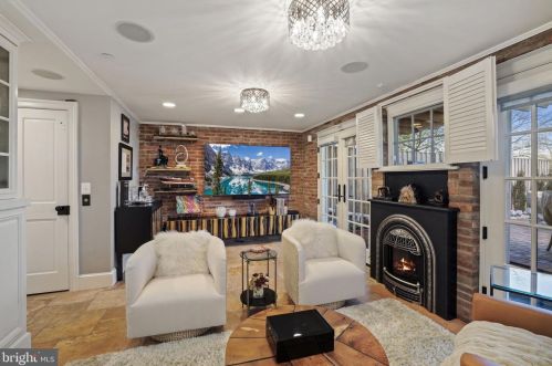 320 Patrick St, Alexandria VA  22314-2443 exterior