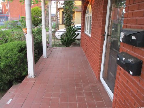 38 5th St, Valley Stream, NY 11581-1211