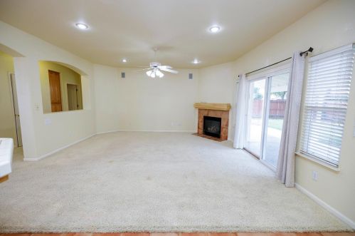 3987 Sterling Oaks Dr, Turlock CA 95382-8802 exterior