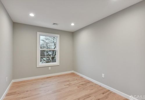 13 Albany St, Edison NJ  08837-3223 exterior