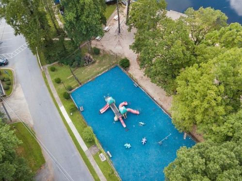 8474 Lake Dr, Lithonia GA  30039-6562 exterior