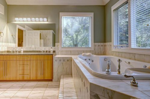 30 Ida Ave, Derby CT 06418-2322 exterior