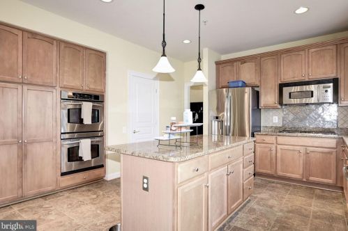 204 Deep Trail Ln, Rockville MD  20850-7753 exterior