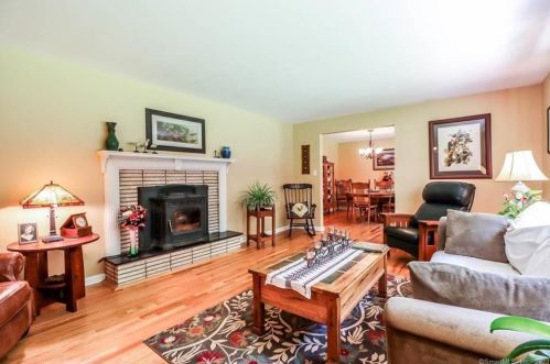 1 Cullens Hl Rd, Derby CT exterior