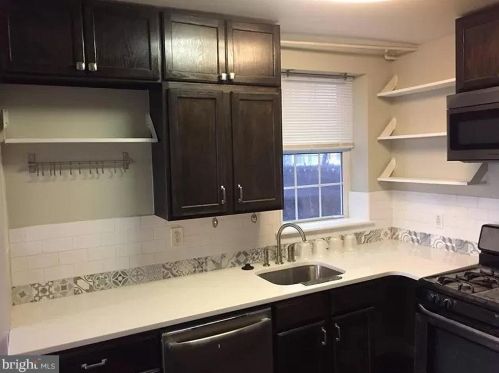 324 18 St, Philadelphia PA 19140-1014 exterior