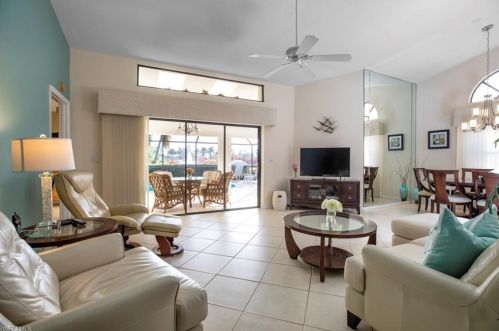 546 Countryside Dr, Naples FL 34104-6724 exterior