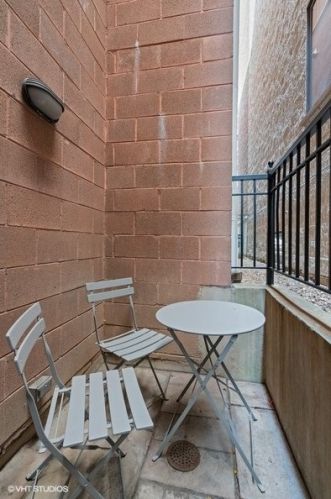 2851 Southport Ave, Chicago IL 60657-4144 exterior