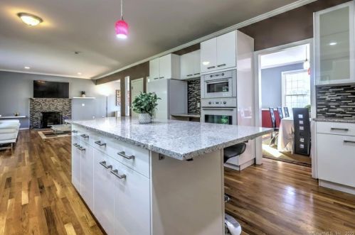 2 Dogwood Ln, Wallingford CT 06492-1953 exterior