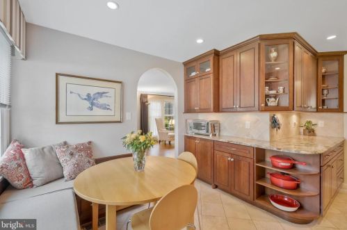 2105 Rampart Dr, Alexandria VA 22308-1537 exterior