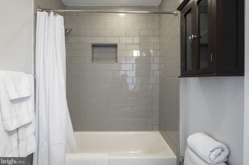 1409 Hopkins St, Washington DC 20036-5922 exterior