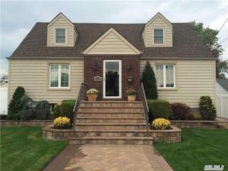 111 Lewis St, Valley Stream NY  11580-3612 exterior