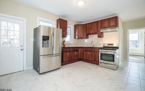 30 Glover Ave, West Paterson NJ 07424-2843 exterior