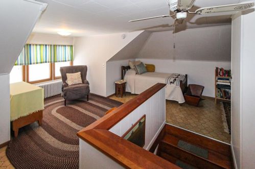 135 Gibbs Ave, Middletown RI 02840-2258 exterior